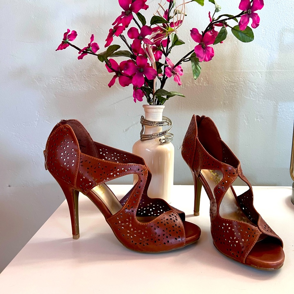💗NWOT laser cut heels💗